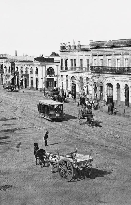Esquina sudoeste y costado sur de la Plaza Miserere. La foto fue tomada desde la calle Ecuador hacia Rivadavia, ca 1885.