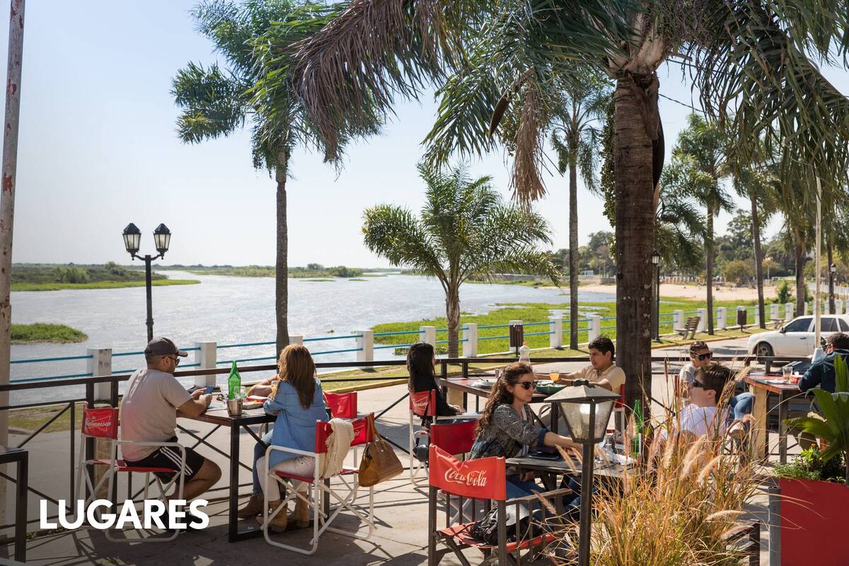 Esquina tiene buenos lugares para comer frente al río Corriente.