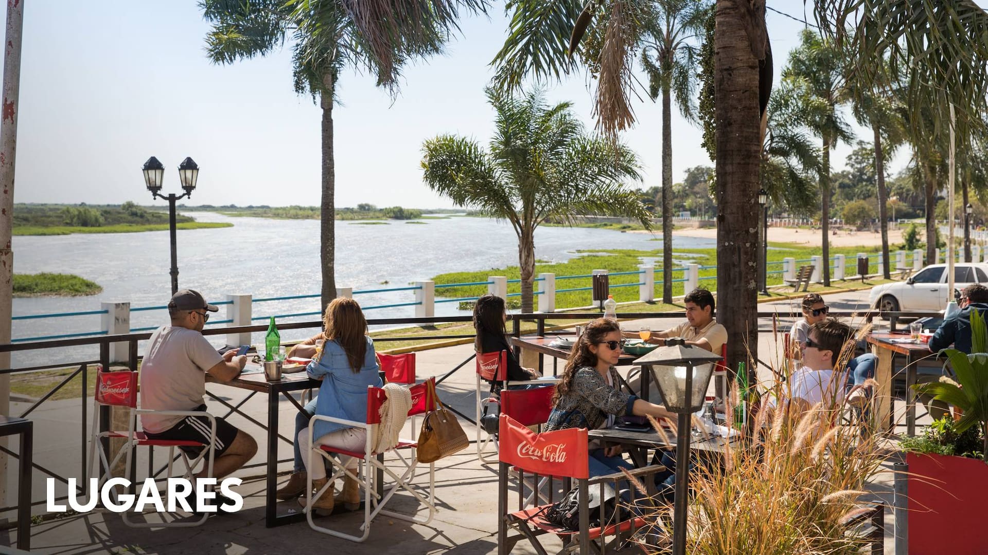 Esquina tiene buenos lugares para comer frente al río Corriente.