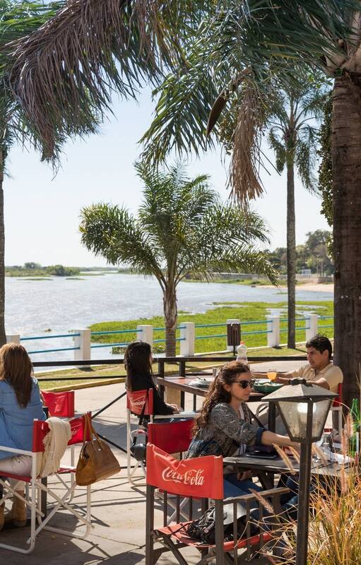 Esquina tiene buenos lugares para comer frente al río Corriente.