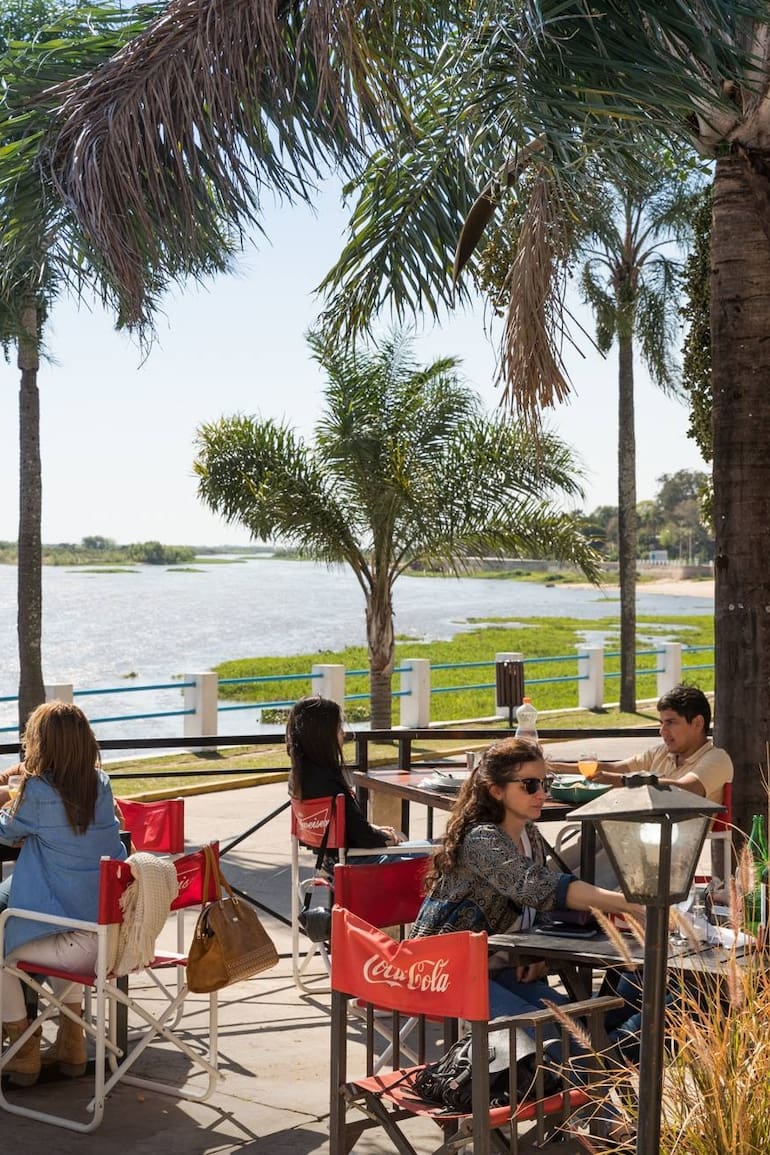 Esquina tiene buenos lugares para comer frente al río Corriente.