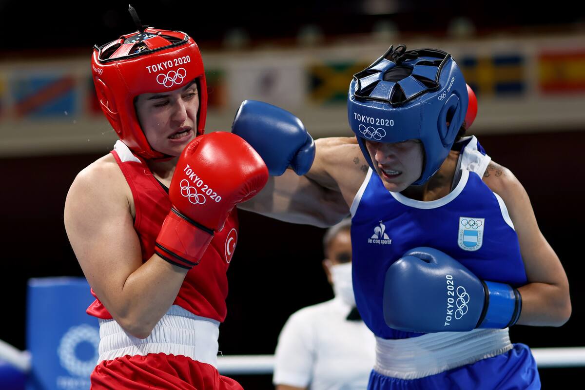 Esra Yildiz (roja) del Equipo Turquía intercambia golpes con Dayana Erika Iohanna Sanchez del Equipo Argentina durante el Ligero Femenino (57-60 kg)