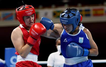 Esra Yildiz (roja) del Equipo Turquía intercambia golpes con Dayana Erika Iohanna Sanchez del Equipo Argentina durante el Ligero Femenino (57-60 kg)