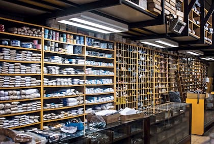 Con más de 80 años en el rubro, la tienda también ofrece cursos de diferentes técnicas para aprender y relajarse haciendo algo creativo. Se pueden ver en su web: merceríach.com