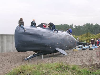 Esta ballena está ubicada afuera del Oceanario de Dinamarca