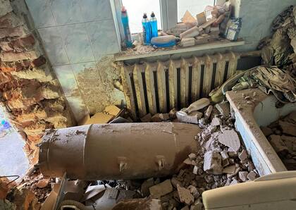 Esta bomba planeadora rusa impactó una residencia en Járkiv, pero no explotó.