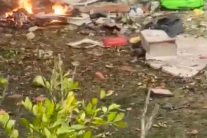 Esta captura de imagen muestra los restos de un avión que se estrelló junto a una casa en Vinhedo, en el estado de Sao Paulo, Brasil, el viernes 9 de agosto de 2024. (Felipe Magalhaes Filho vía AP)