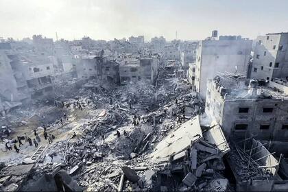 Esta captura de imagen tomada de una grabación de vídeo de AFPTV muestra a palestinos comprobando la destrucción tras un ataque israelí contra el campo de refugiados de Yabalia, en la Franja de Gaza, el 1 de noviembre de 2023, en medio de los combates en curso entre Israel y el movimiento palestino Hamas.