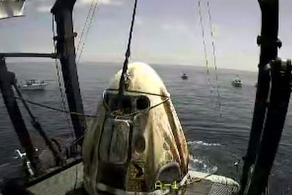 Esta captura de la NASA muestra a Dragon Endeavor poco después de ser izada en la cubierta del buque de recuperación SpaceX "GO Navigator" el 2 de agosto de 2020