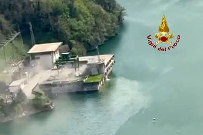 Esta captura de pantalla distribuida por los Bomberos, muestra una vista aérea tras una explosión en una central hidroeléctrica de Enel Green Power en el lago Suviana, en el centro de Italia, cerca de Bolonia. (Handout / Vigili del Fuoco / AFP)