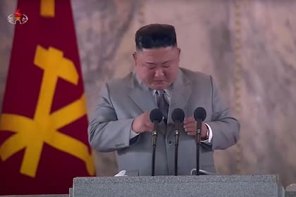 Esta captura de pantalla tomada de una transmisión de KCTV el 10 de octubre de 2020 muestra al líder norcoreano Kim Jong-un mientras pronuncia un discurso antes de un desfile militar que marca el 75 aniversario de la fundación del Partido de los Trabajadores de Corea