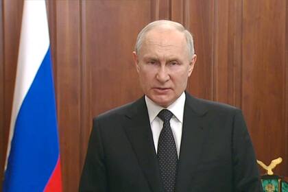 Esta captura de pantalla tomada de una grabación difundida por la oficina de prensa presidencial rusa el 24 de junio de 2023 muestra al presidente ruso Vladimir Putin haciendo una declaración en Moscú.