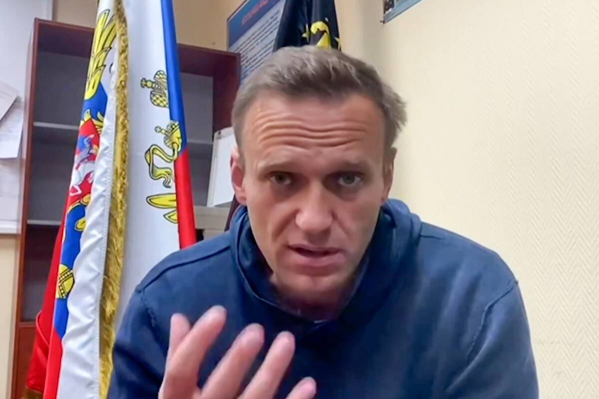 Esta captura de un video del 18 de enero de 2021 del equipo Navalny muestra al líder de la oposición rusa Alexei Navalny hablando mientras espera una audiencia judicial en una estación de policía en Khimki en las afueras de Moscú