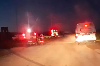 Esta captura de un video publicado por la Sociedad de la Media Luna Roja Palestina, tomada con un teléfono por uno de los 15 médicos palestinos muertos, muestra vehículos de emergencia de la Media Luna Roja, con sus luces y sirenas parpadeando y sus logotipos claramente visibles, segundos antes de que fueran atacados por soldados israelíes en Tel al-Sultan, en el sur de la Franja de Gaza, la madrugada del domingo 23 de marzo de 2025.