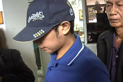 Esta captura de video muestra al heredero de Red Bull, Vorayuth "Boss" Yoovidhya, entrando en la estación de policía de Thong Lor en Bangkok