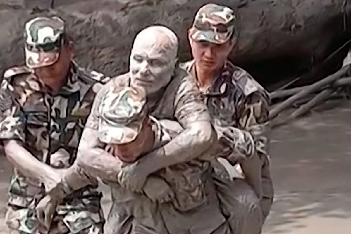Esta captura de vídeo, obtenida mediante un vídeo generado por un usuario del Ejército de Nepal y publicada el 26 de agosto de 2026, muestra a un militar rescatando a un hombre atrapado por las enormes inundaciones y deslizamientos de tierra en la frontera entre Nepal y el Tíbet