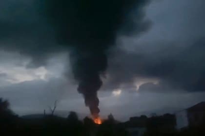 Esta captura tomada de un video distribuido por la cuenta de Twitter de Siranush Sargsyan el lunes 25 de septiembre de 2023 muestra el humo que se eleva después de una explosión en una estación de servicio cerca de Stepanakert, Nagorno Karabaj.