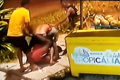 Esta captura tomada de un vídeo obtenido por la Policía Civil brasileña el 1 de febrero de 2022 muestra a unos hombres golpeando a un joven inmigrante congoleño en Río de Janeiro el 24 de enero de 2022