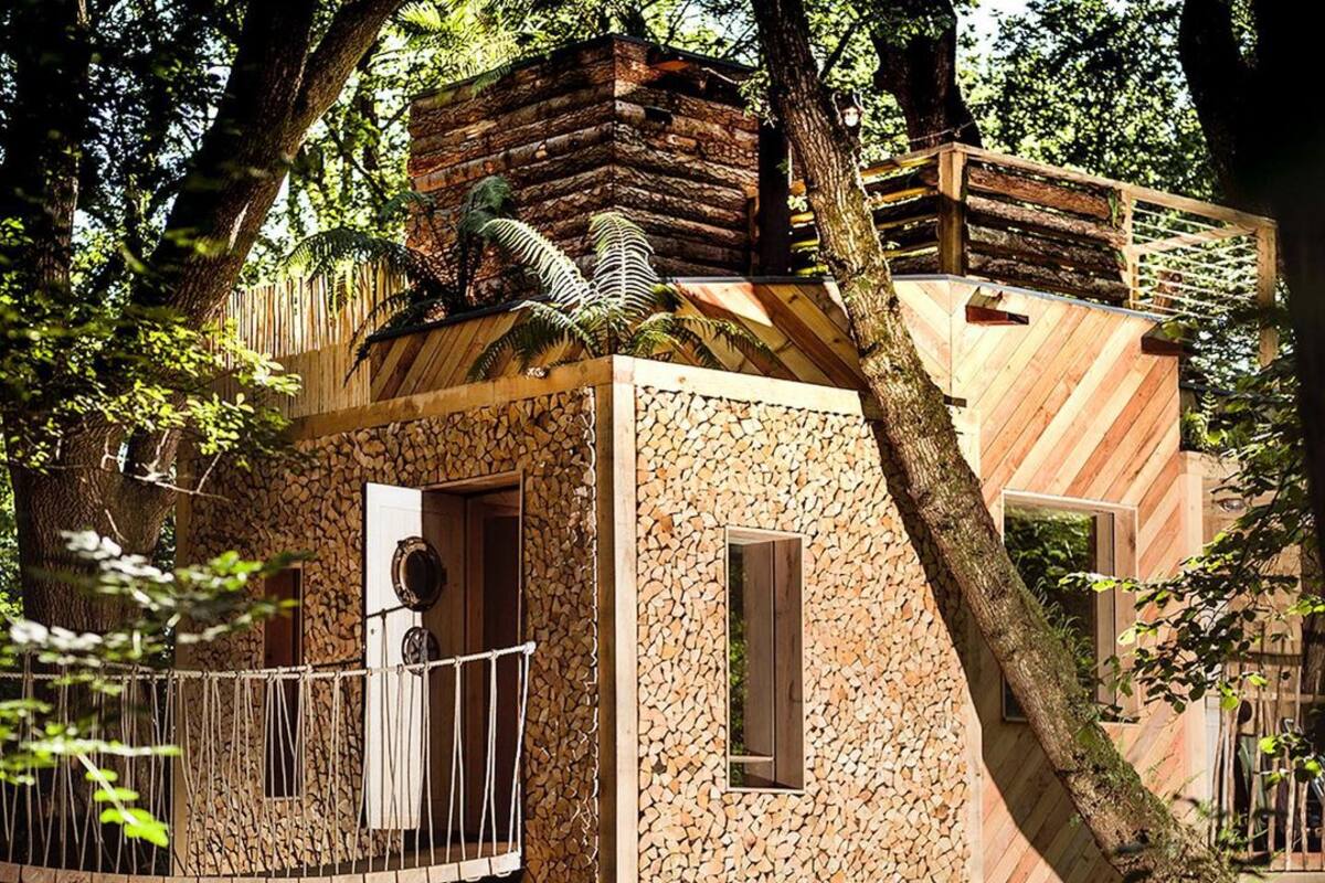 Esta casa entre los árboles tiene sauna, jacuzzi y una ducha en el exterior
