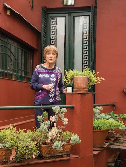 “Esta casa es de 1899, la encontramos y la reciclamos entera. Yo no estaba segura. Pero después de verla por primera vez, fuimos a tomar un café, Arturo dibujó en una servilleta cómo la imaginaba y me convenció. Él venía a las 6 de la mañana y trabajaba a la par con todos. Era un habilidoso”, rememora la actriz.
