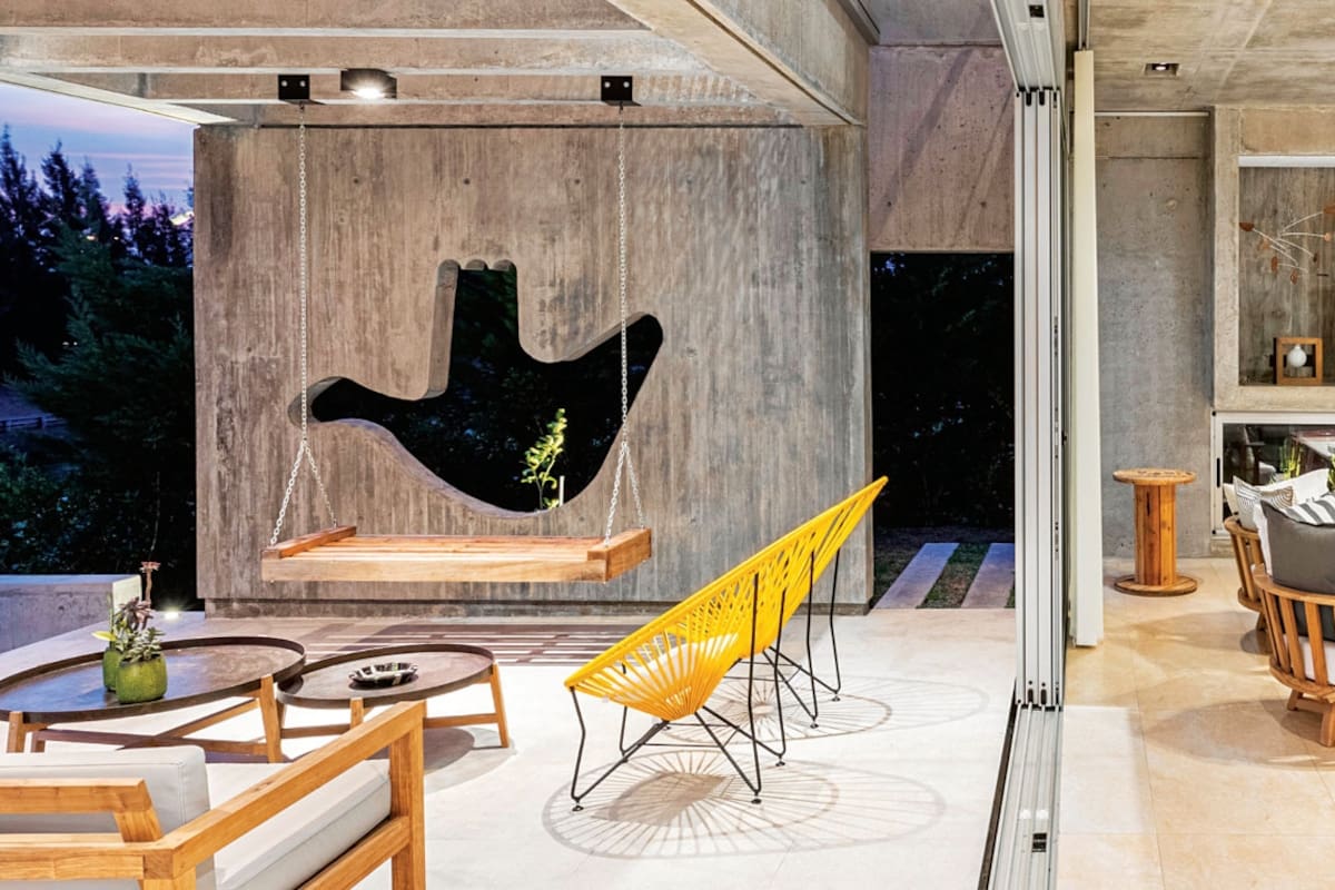 Esta casa es un recorrido a través del universo creativo de una arquitecta que no se guardó nada. Una obra auténtica signada por las pasiones de quien la firma.