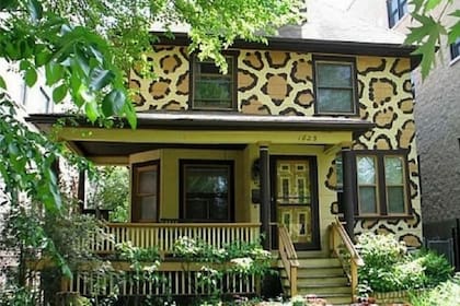 Esta casa está decorada con un estampado animal print