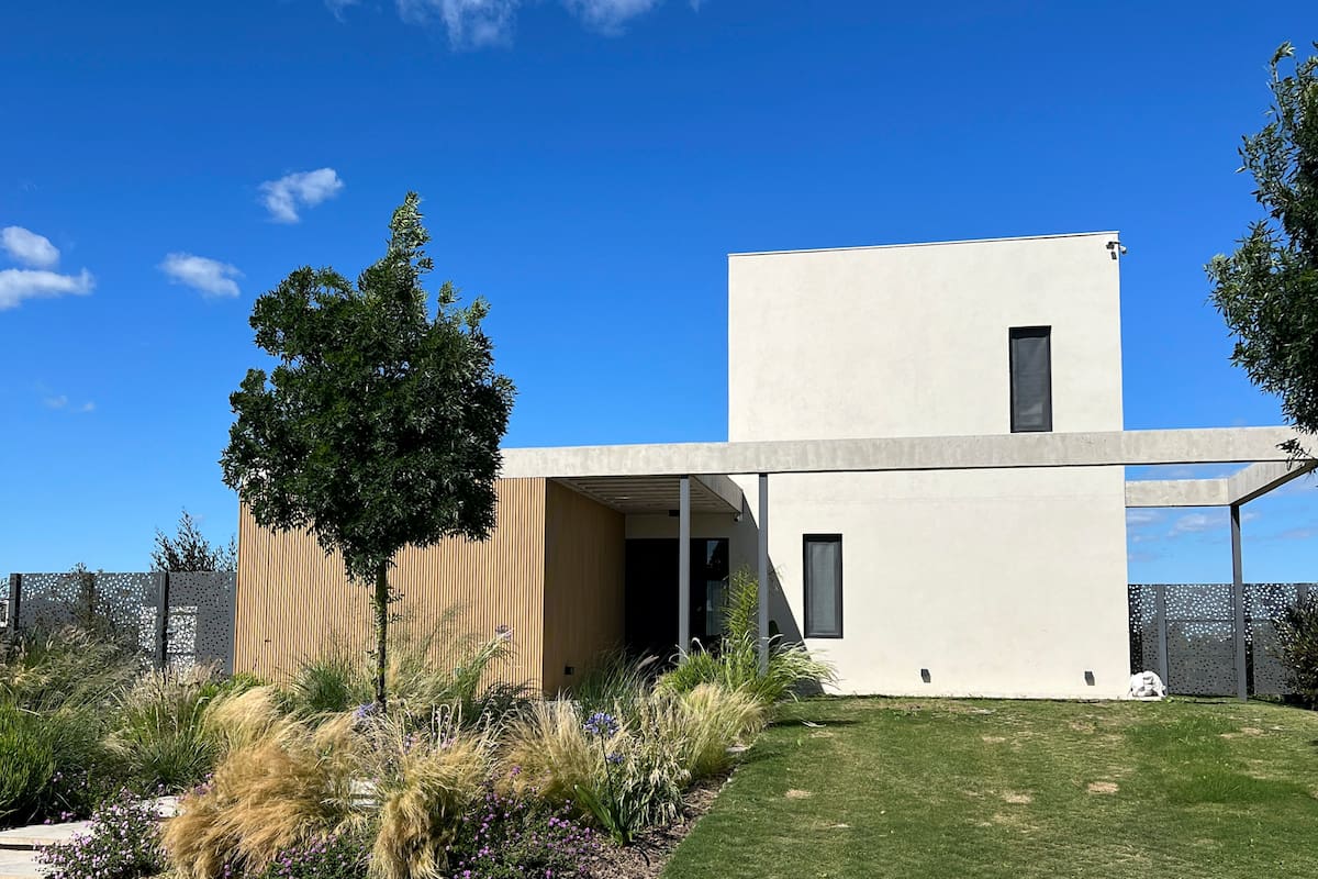 Esta casa está en Puertos, la urbanización de Escobar desarrollada por Eduardo Costantini, creador de Nordelta