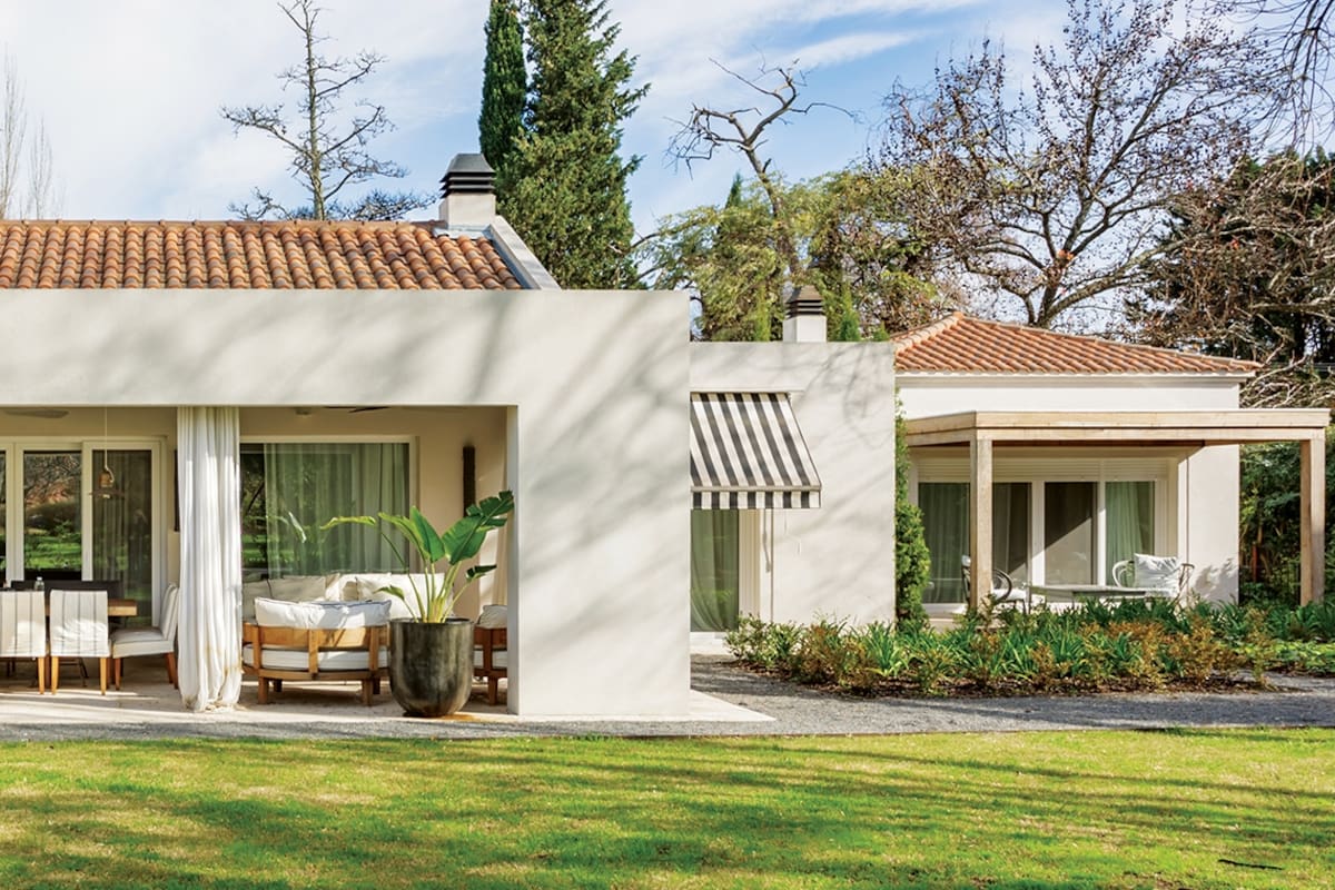 Esta casa marca el punto de regreso de una familia a Pilar, donde habían vivido durante más de una década. Comodidad en una planta para retomar la felicidad del entorno desde la experiencia acumulada.