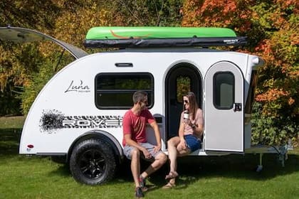 Esta casa rodante tiene inodoro y chimenea