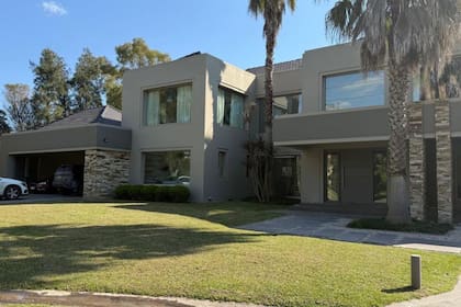 Esta casa tiene un precio de US$2.100.000 y se encuentra en Saint Thomas Sur