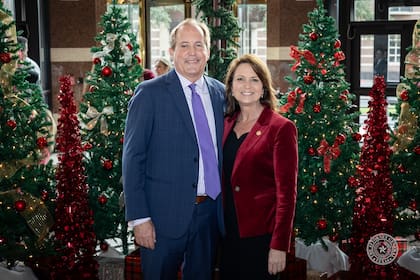 Está casado con Ángela, a quien conoció cuando eran estudiantes en Baylor juntos tienen cuatro hijos: Tucker, Abby, Mattie y Katie