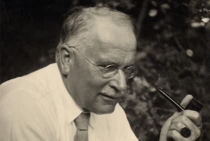 Esta cita del día, Carl Jung propone mirar hacia nuestro interior antes de juzgar a los demás