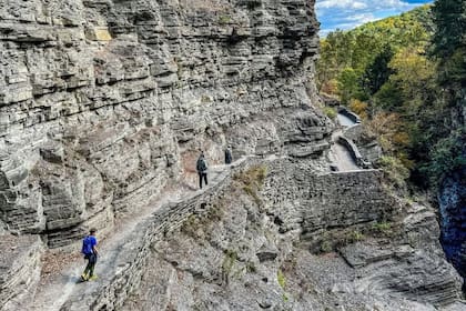 Esta ciudad destaca por sus rutas de senderismo que serpentean por espectaculares acantilados (Instagram/@visitithaca)