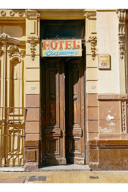 Esta ciudad que yo creí mi/
pasado es mi porvenir, mi presente;/
los años que he vivido en Europa son ilusorios,/
yo estaba siempre (y estaré) en Buenos Aires.
(De "Arrabal")