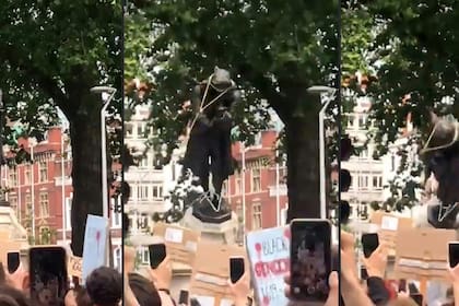 Esta combinación de imágenes, cortesía de William Want (@willwantwrites) a través de Twitter, muestra a los manifestantes derribando una estatua del comerciante de esclavos Edward Colston en Bristol
