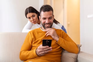 Qué es el “micro-cheating” y por qué muchas parejas argentinas lo discuten como el fin de la confianza