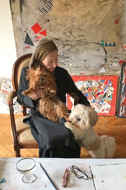 Está confinada desde abril de 2020 con sus perros, Xul, un Yorkshire Terrier, y Bebé, un Shih Tzu. “Me gustaría salir a pasear con ellos como hacía antes. A mis perros además les encanta mi música”, cuenta.