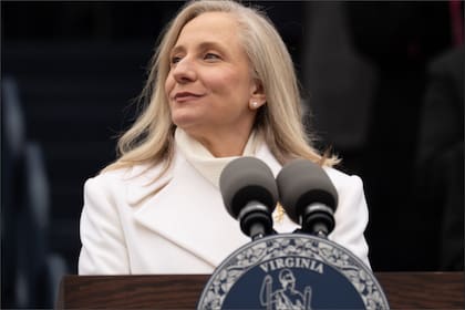 Esta decisión revierte una orden ejecutiva del exgobernador republicano Glenn Youngkin, quien el 17 de enero de 2025 había establecido como obligatoria la participación estatal en operativos conjuntos con el gobierno federal