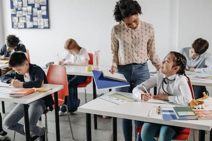 Esta disposición no regulatoria obliga a las escuelas a adoptar protocolos para determinar la forma en la que el personal educativo puede cooperar con agentes federales de inmigración (Archivo)