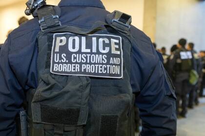 Esta disposición tiene el objetivo de proteger a los inmigrantes, al limitar la colaboración entre la policía local y los agentes del ICE