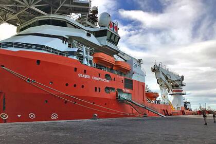 Está dotado de cinco vehículos remotos AUV, diseñados para recorrer por lapsos de 42 horas el fondo marino