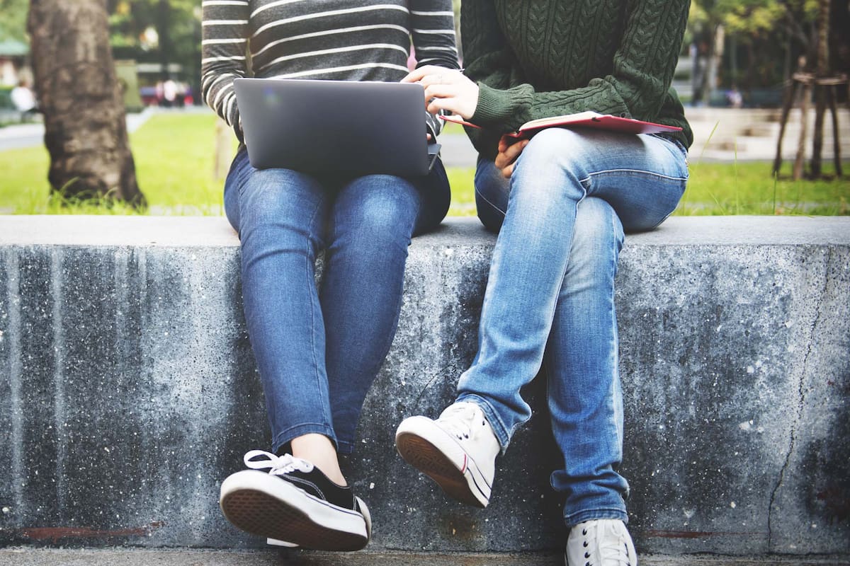 Está en la universidad y siente que es el momento de experimentar, pero está en una relación y no sabe cómo manejarlo