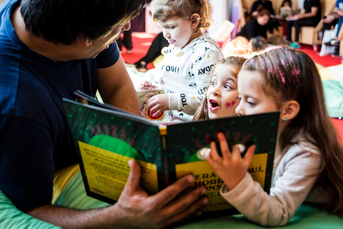 Esta época de museos, bibliotecas y centros culturales cerrados nos invita a refugiarnos en los libros y a compartir historias maravillosas con los chicos