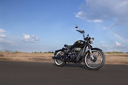 Está equipada con un motor monocilíndrico de 349 cc que entrega 20,2 CV de potencia máxima y 27 Nm de torque