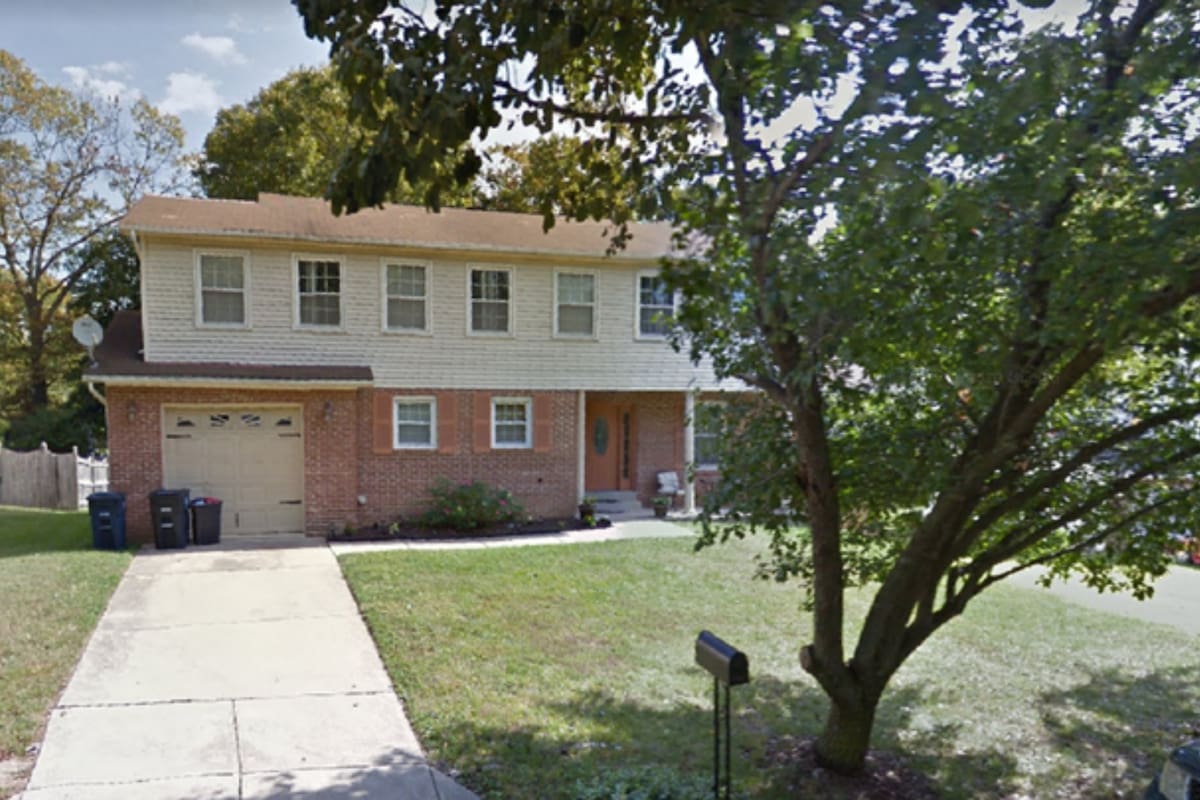 Esta es la casa que una pareja adquirió, pero no ha podido mudarse debido a que hay dos ocupantes ilegales en ella