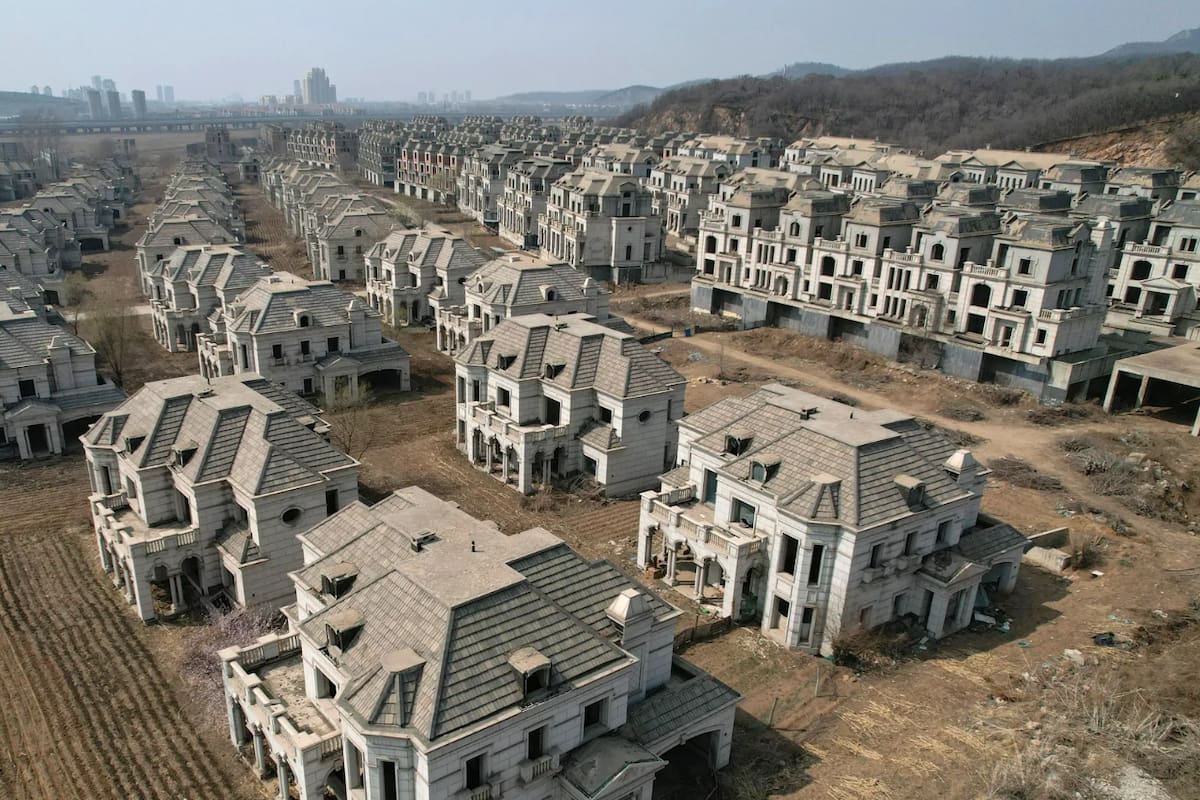 Esta es la ciudad a la que la gente se muda a edificios no terminados después de ser estafados por millones de dólares