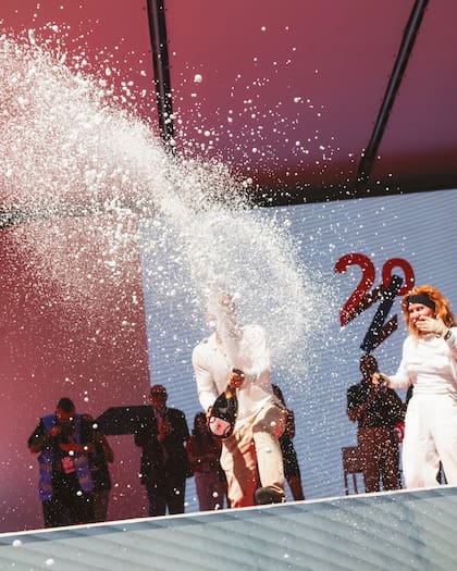 "Esta es la cuarta victoria personal en la Flecha Roja para Juan Tonconogy, tras los triunfos de 2013, 2016 y 2018, pero la primera victoria junto a su hermana Margarita", destacaron en Italia