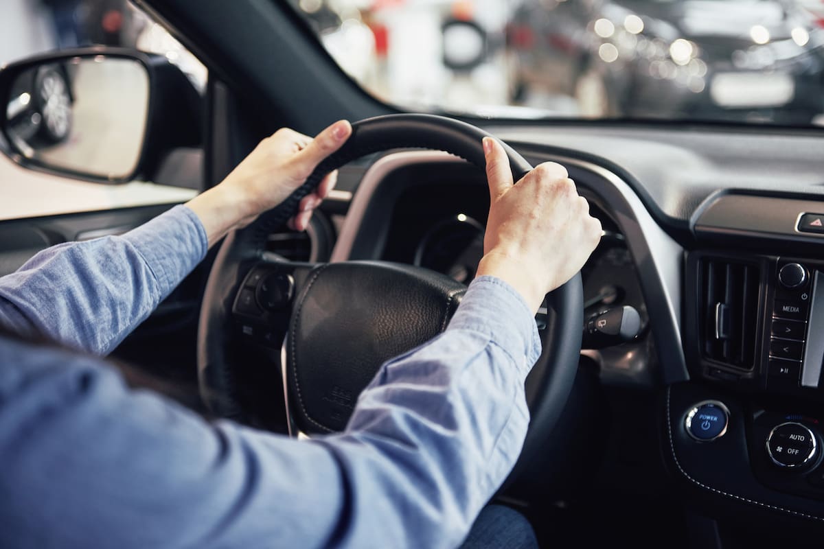 Esta es la forma correcta de agarrar el volante del auto