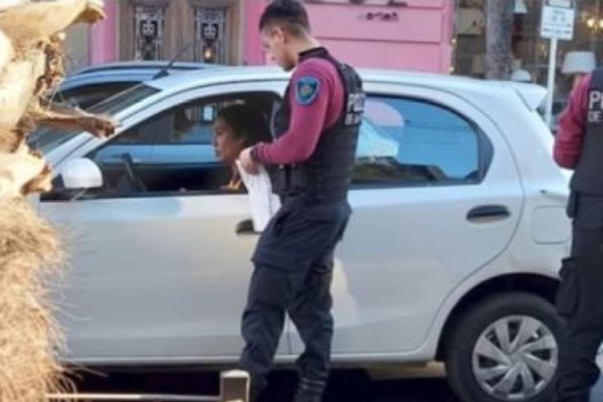 Esta es la foto tomada por la testigo luego de que la policía demorara a Ernestina Pais tras el choque