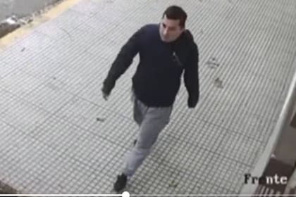 Esta es la imagen del hombre que atacó a la joven en Palermo